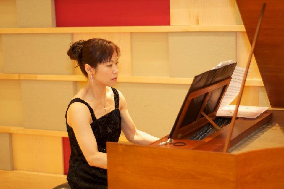 Amy Kao playing piano