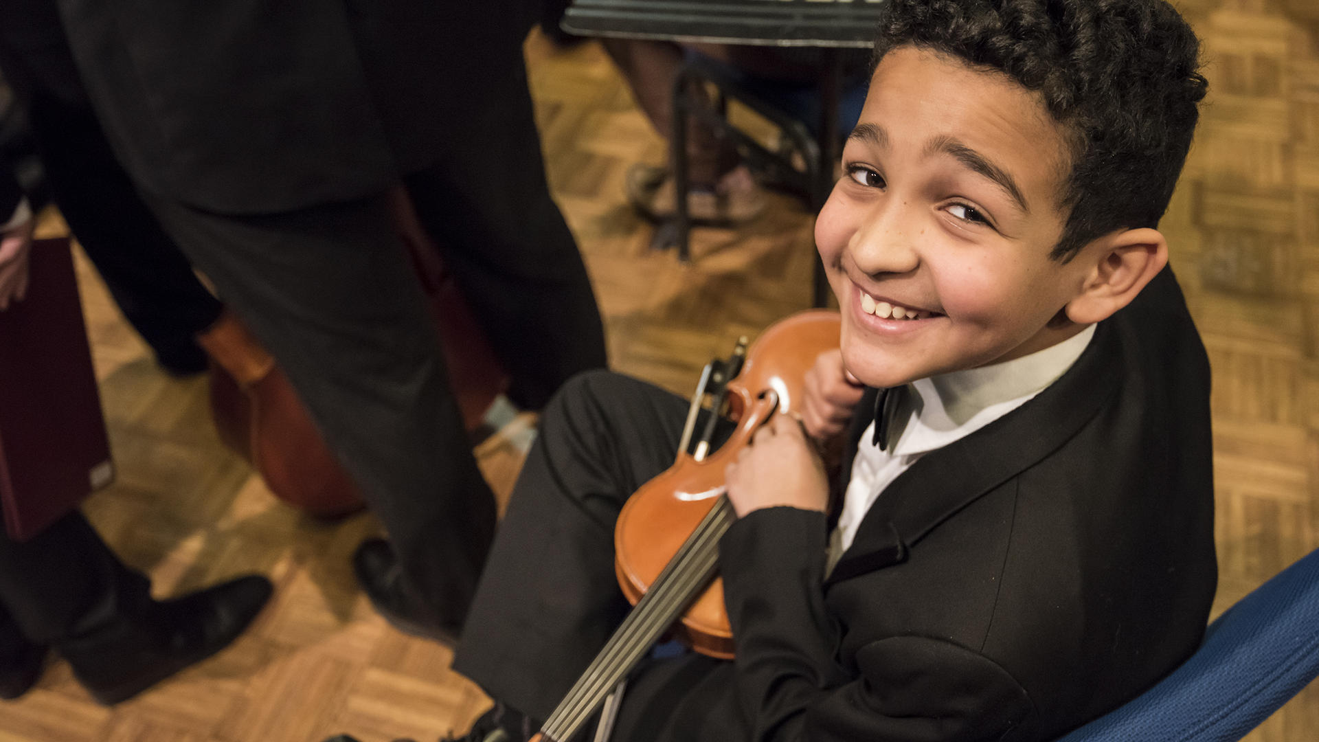 Smiling Violinist waits to play