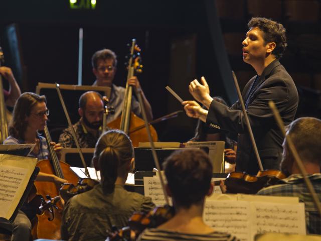 Gonzalo Farias conducting and orchestra